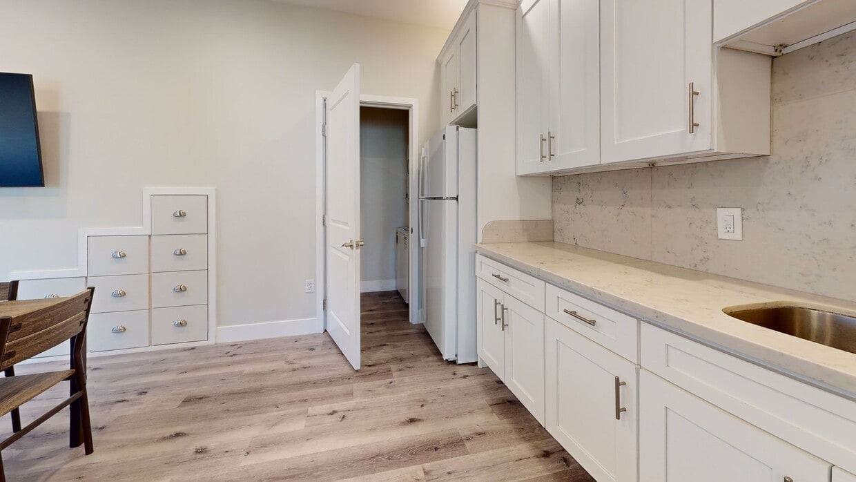 3D Tour - 7051 1/2 White Oak Ave