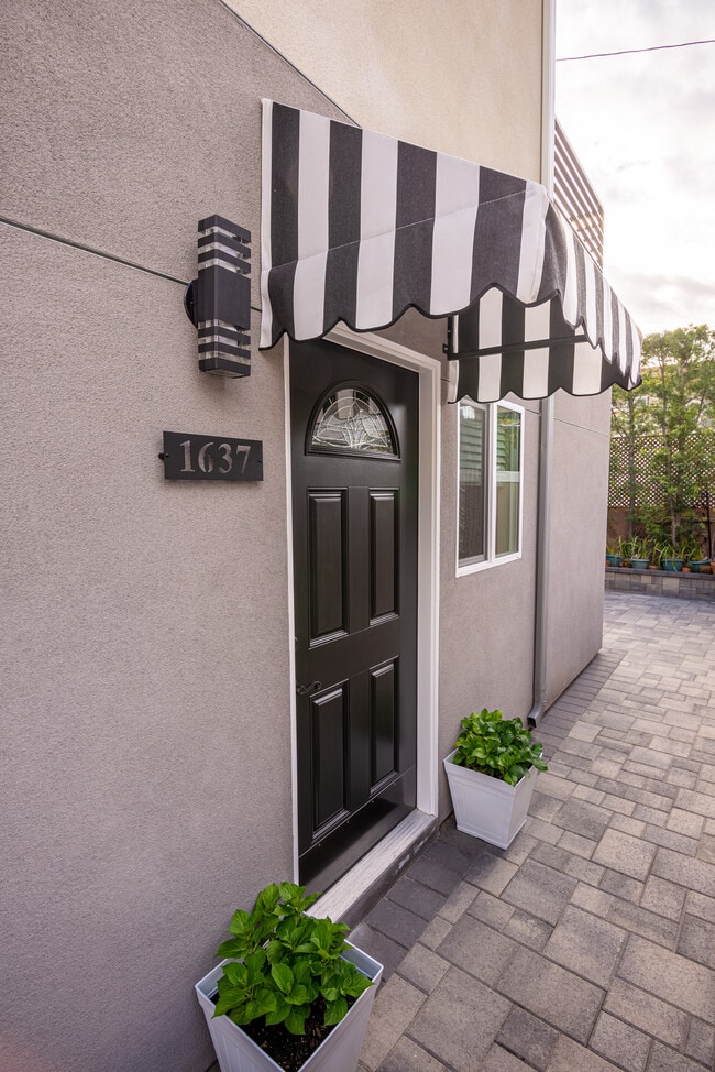 Photo - 1637 N Allen Ave Townhome