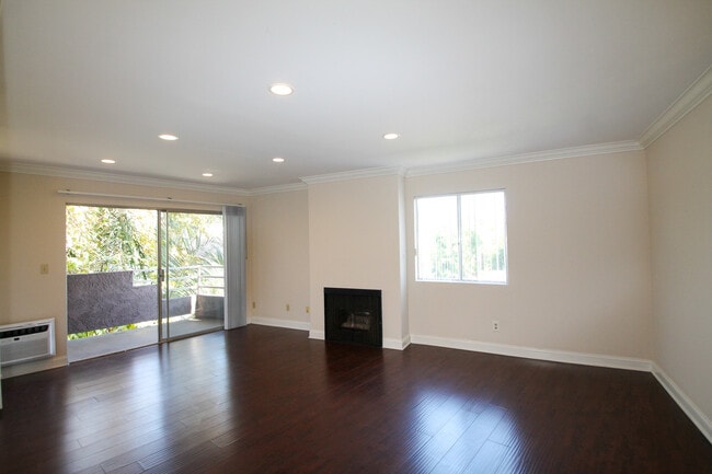 Photo - 15040 Moorpark St