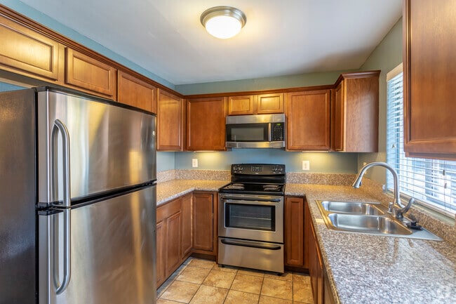 2 BR, 2 BA - 725 SF - Garden Park
