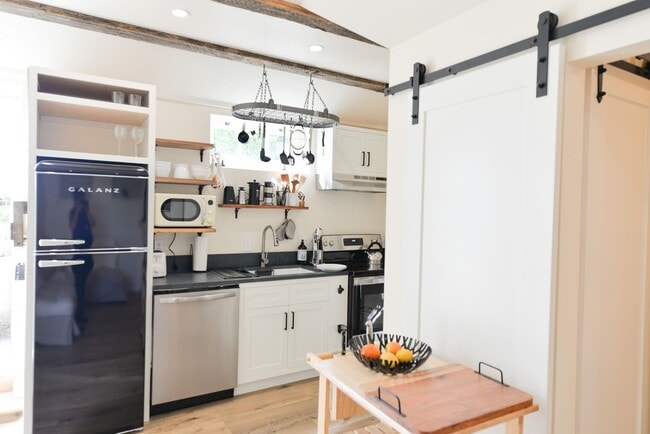 Building Photo - Great Location, Furnished One Bedroom Apartment, ALL utilities included!