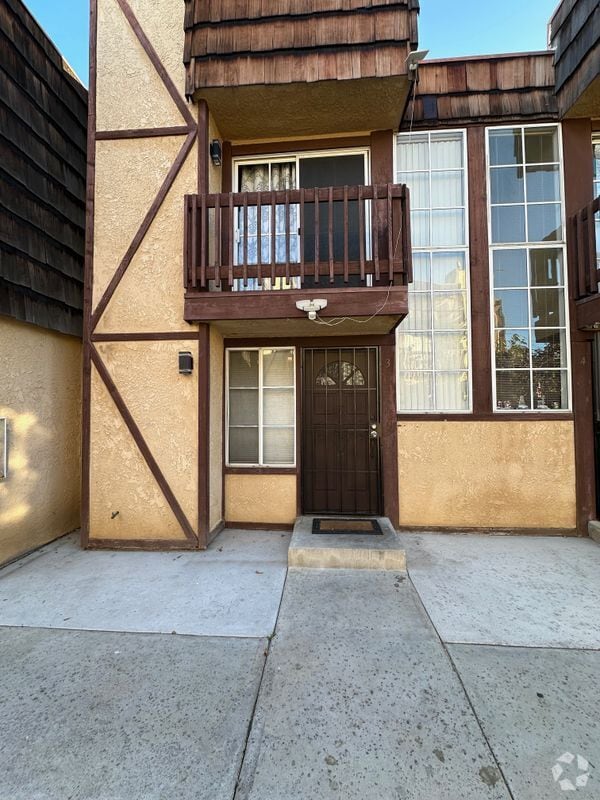 Building Photo - 13832 Vanowen St Rental