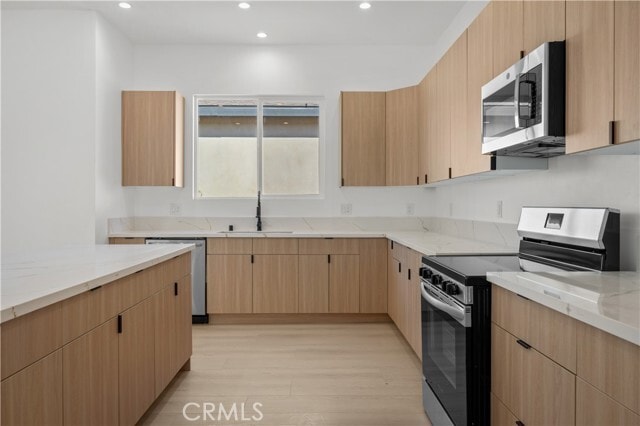 Photo - 6948 Amestoy Ave