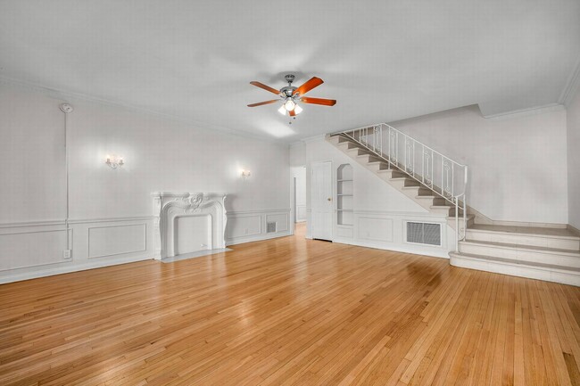 Building Photo - Stunning Townhome Style 2 bedroom with washer/dryer! Unit 614