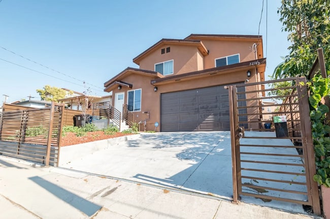 Building Photo - 3258 1/2 Dundas St.