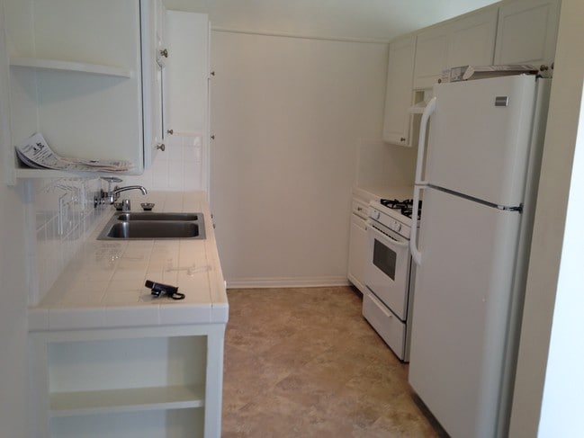 Refrigerator, dishwasher, Granite counter - 425 Doheny S Dr Unit 7