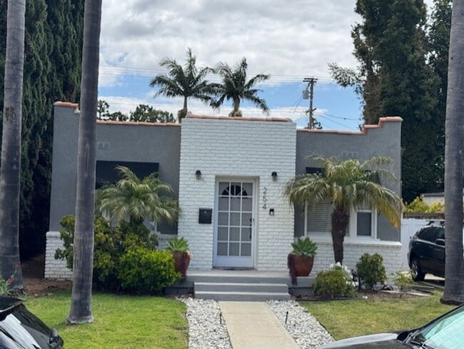 Building Photo - Modern-Brand New back house