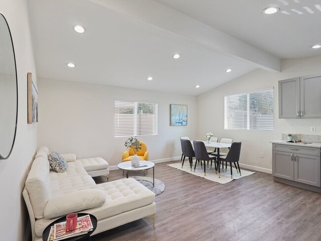 Photo - 15803 Chatsworth St