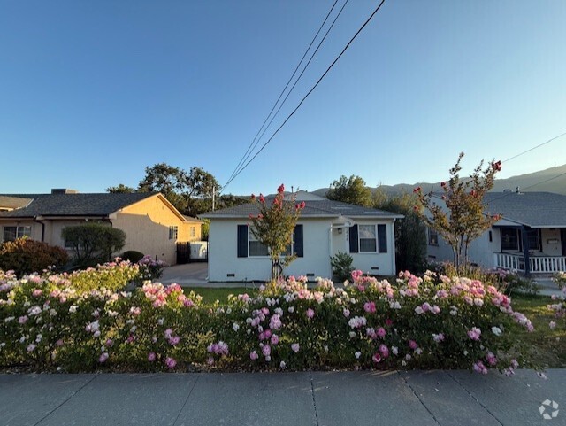 Building Photo - 2848 Manhattan Ave Rental