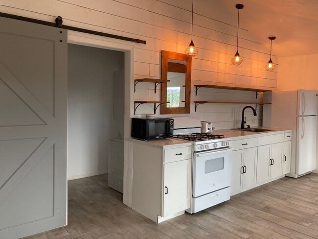 Photo - Studio in Oak Trails Estates-Gorgeous Views (Utilities Included)