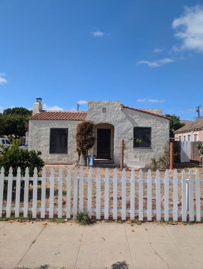 Building Photo - fes301 Unit A