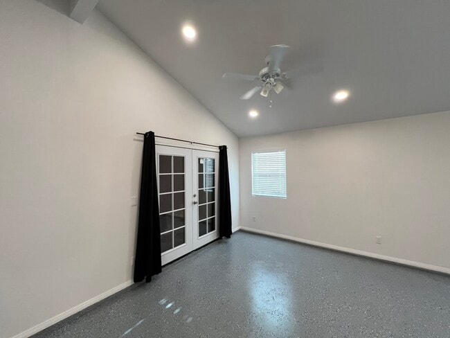 Photo - 469 W 2nd St