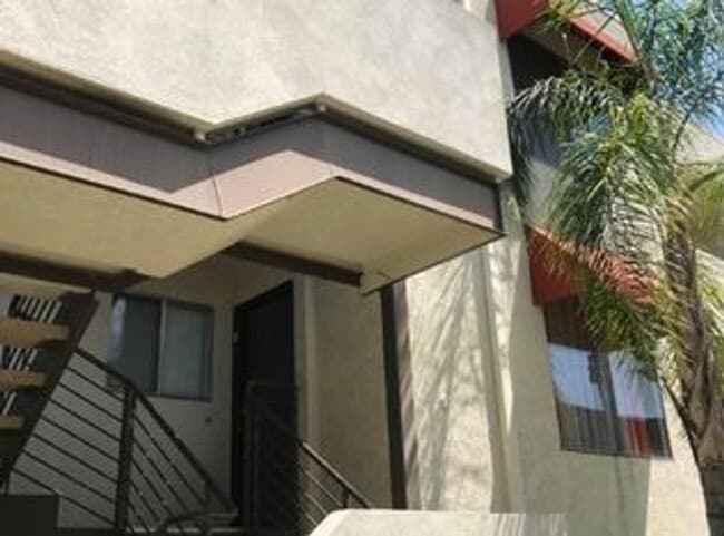 Building Photo - This is a great opportunity to rent a 2 bedroom at a competitive price in Tarzana.