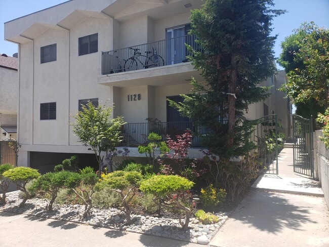 Building Photo - 1128 19th St Unit 6