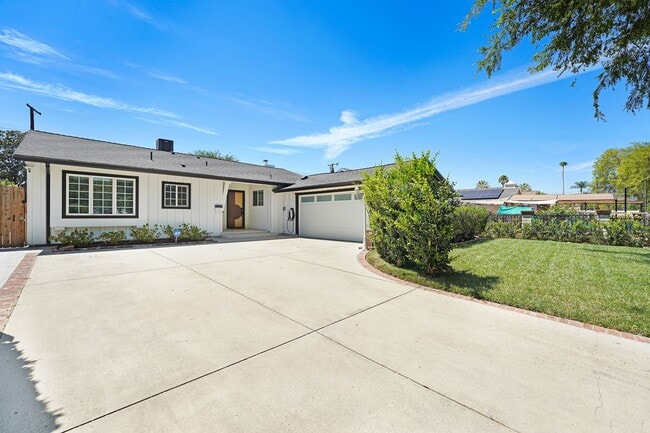 Building Photo - Beautifully Re-Modeled Single Family Home in Canoga Park