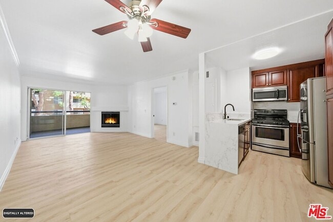 Building Photo - 5530 Owensmouth Ave