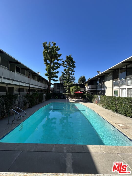Building Photo - 11133 ROSE Ave Unit 25