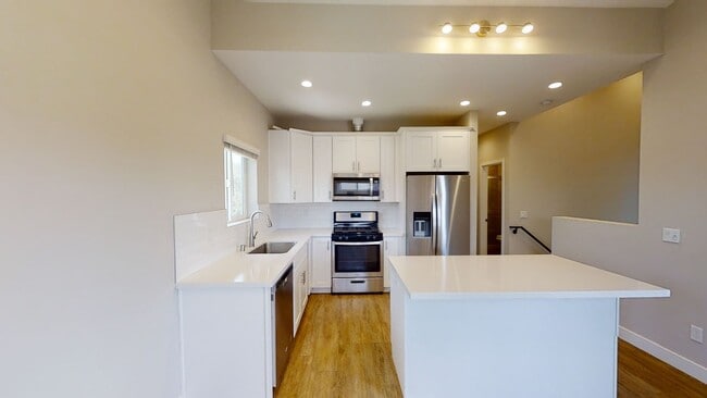 Photo - 4BD/2BA w Large Deck!