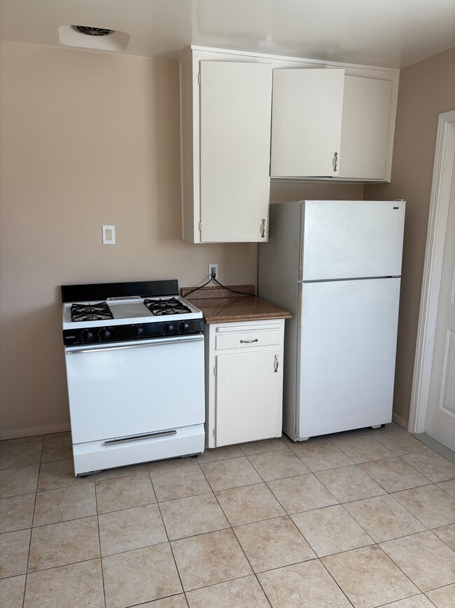 Kitchen - 5141 Dailey Ct
