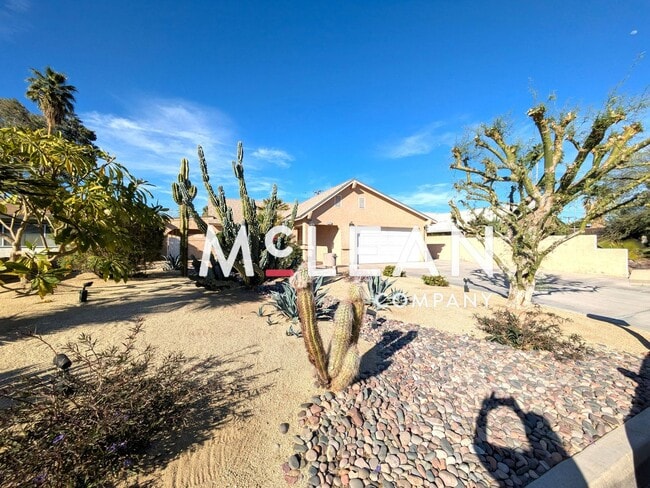 Building Photo - Classic 3 Bedroom 3 Bathroom Home in Palm Desert