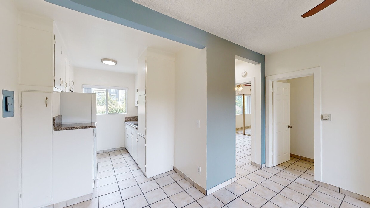 3D Tour - 2419 S Ridgeley Dr (B) Apartments