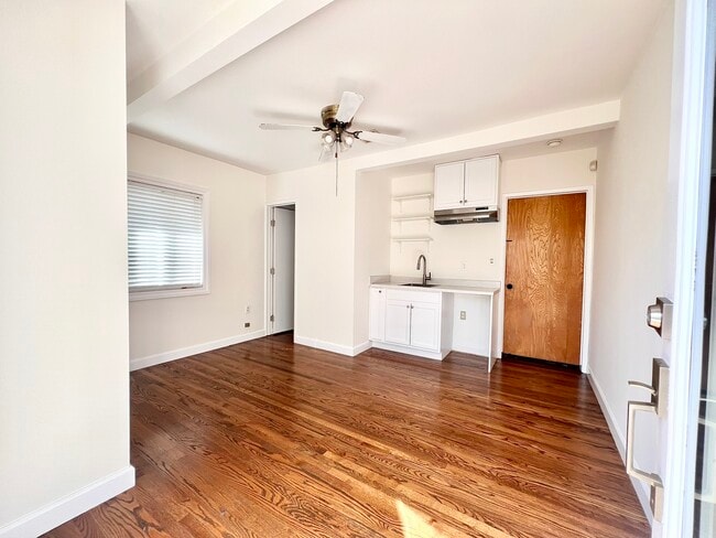 Photo - 18902 Victory Blvd