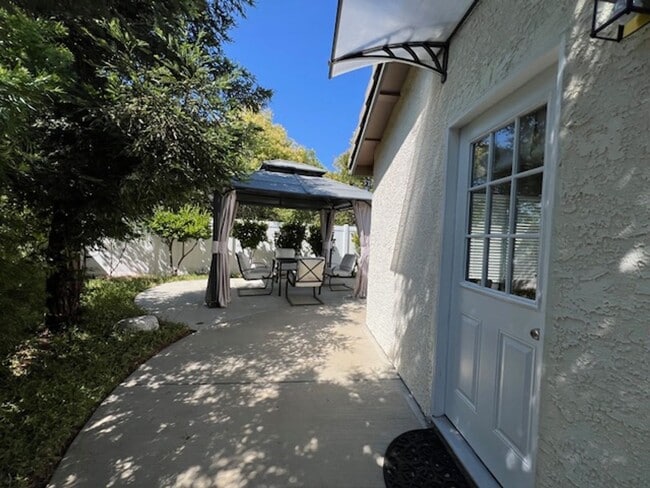 MOVE IN READY, partially furnished 1+1 w/a... - MOVE IN READY, partially furnished 1+1 w/a... House