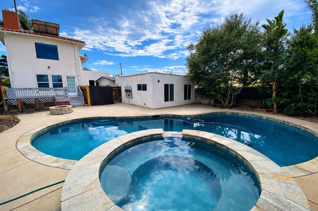 Building Photo - Renovated! AMAZING Pool+Spa!