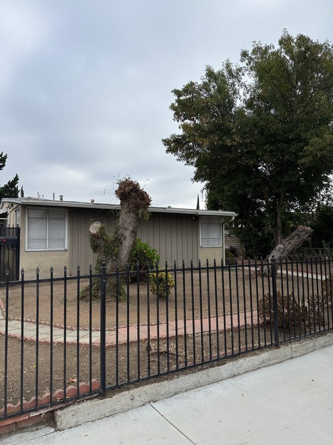 Building Photo - 14259 Roscoe Blvd Unit 4