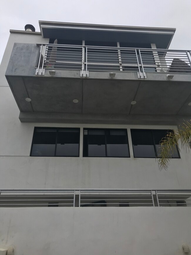 Building Photo - 3005 Crest Dr Unit B Rental