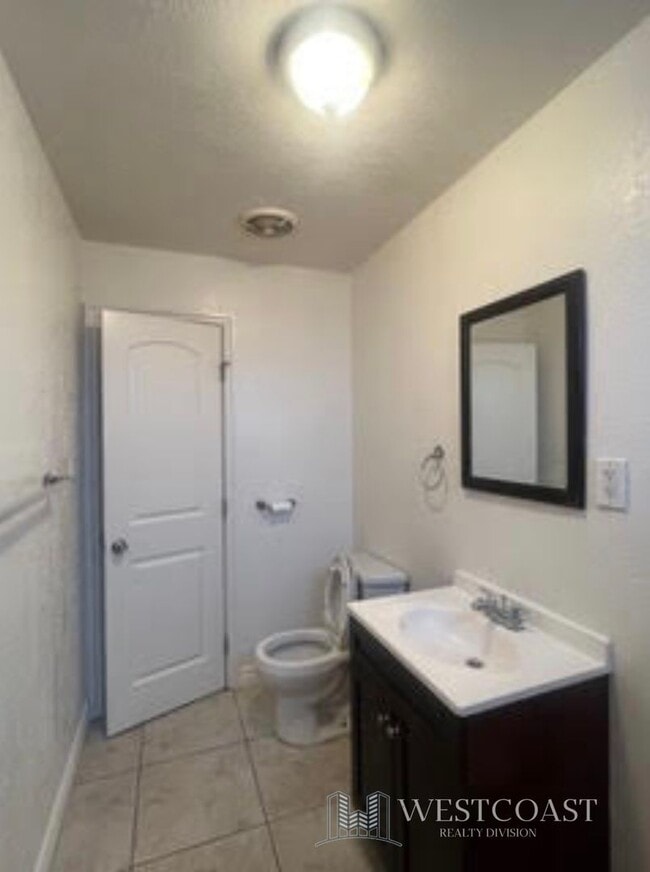 Photo - 1041 W Reeve St Unit 3