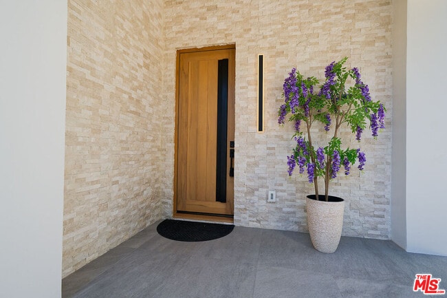 Photo - 19235 Strathern St