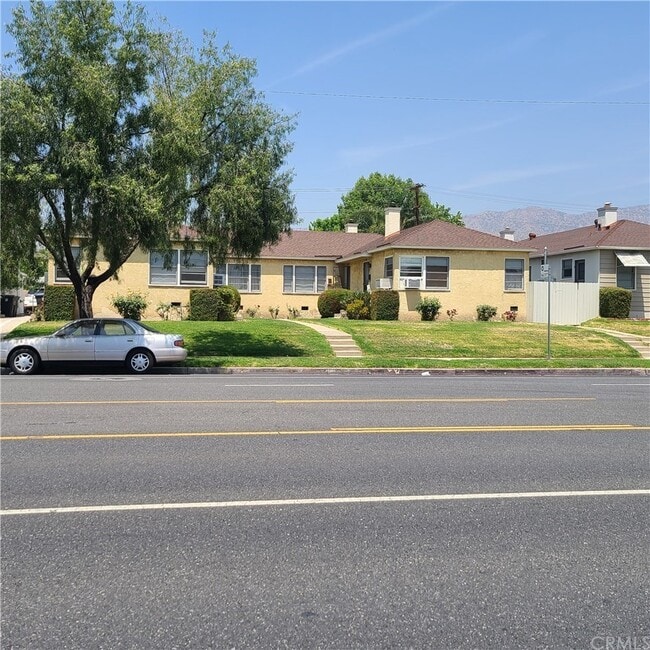 1 bedroom 1 bath backyard space! - 1409 W Victory Blvd Unit 1409