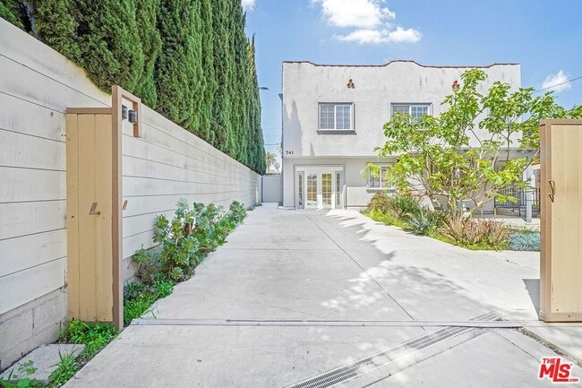 Photo - 741 N Las Palmas Ave