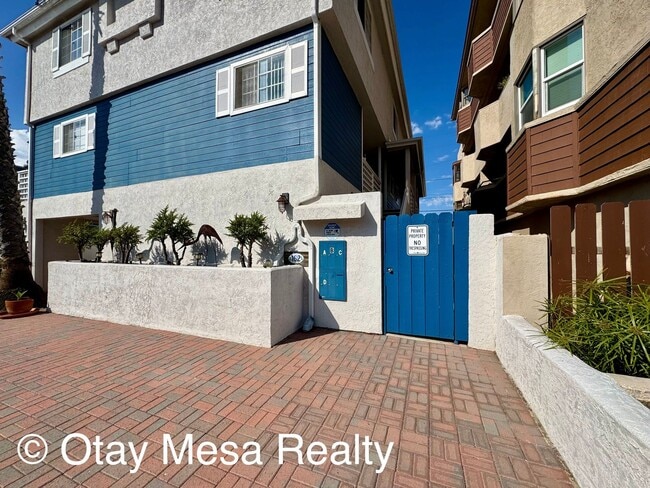 Building Photo - Spacious 2-Bedroom, 2.5-Bath Condo Just On... Unit B