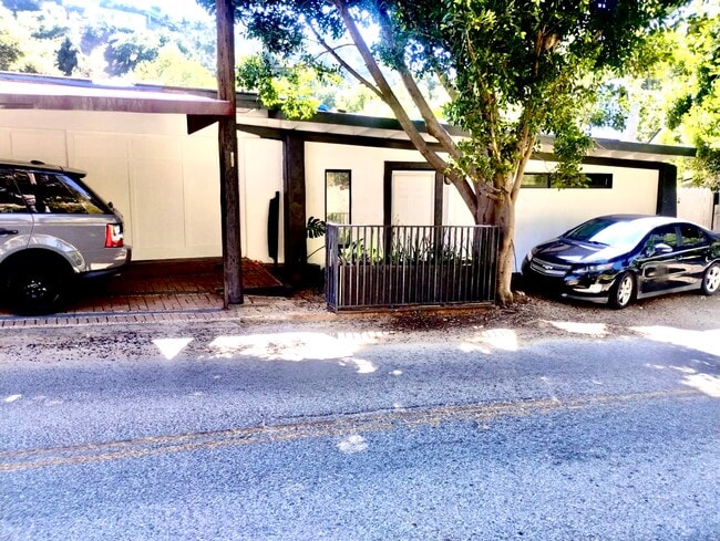 Front of house - 2366 Nichols Canyon Rd