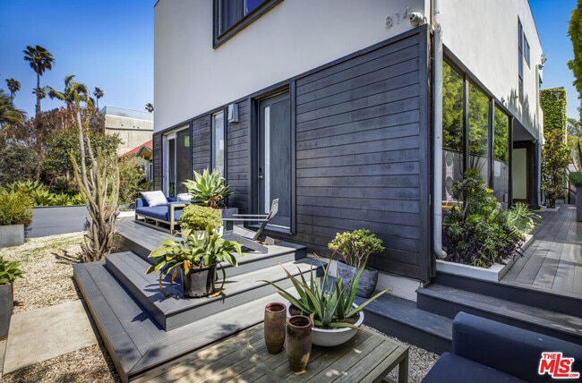 Photo - 814 Crestmoore Pl