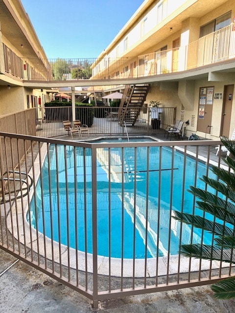 Sparkling Pool - Townhouse Apartments