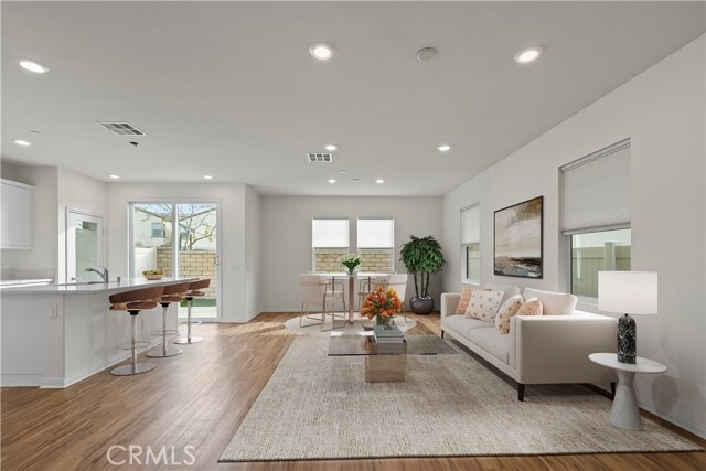 Photo - 880 Julie Pl