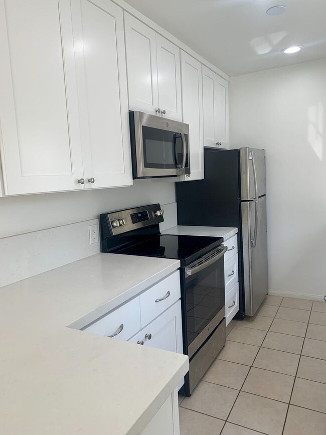 Building Photo - Emerald (3 Unit EM871