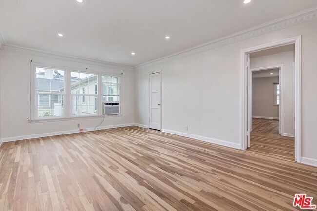 Photo - 405-404 Shirley Pl Unit 3/4