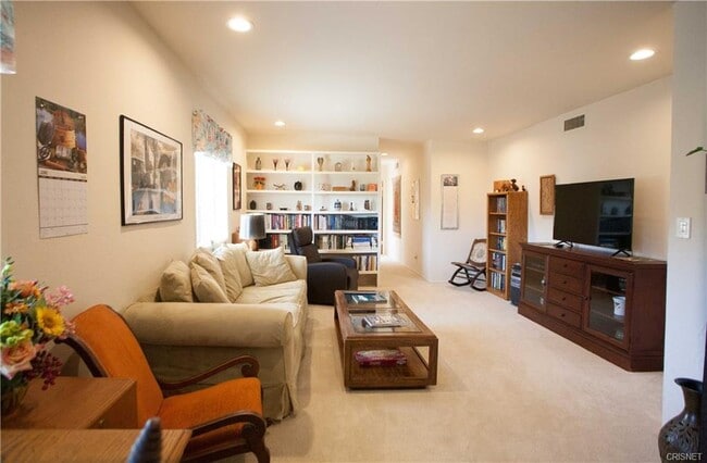 Large Living Room w/multiple windows - 3568 Gladiola Dr Unit A