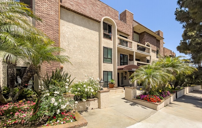Building Photo - 12321 Ocean Park Blvd Unit 12321 Ocean Park Blvd #14