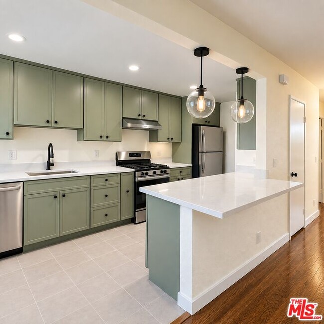 Building Photo - 5824 Bowcroft St Unit 2