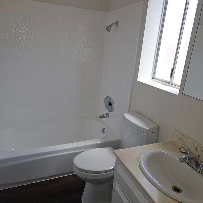 Full Bathroom - 8809 Etiwanda Ave