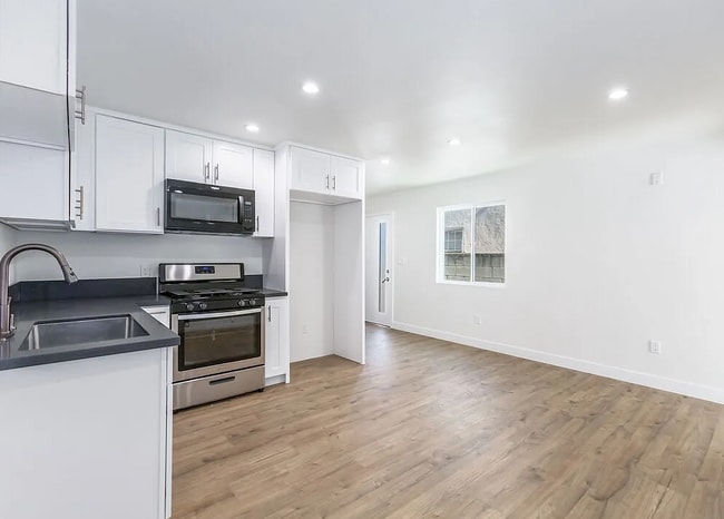 Building Photo - 15808 Chatsworth St Rental