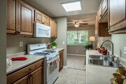 1BR, 1BA - 740SF - Kitchen - Seranado Fountain Apartments