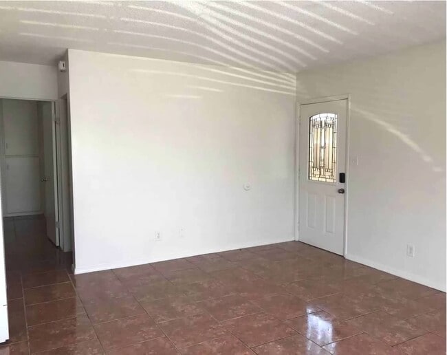 Entrance and hallway - 4068 Oakcrest Dr Unit 1