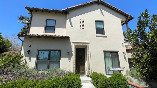 Photo - 203 S Meridith Ave Townhome