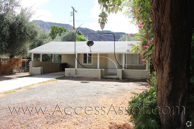 Building Photo - Cozy 2 Bed/1 Bath Home With Large Yard!